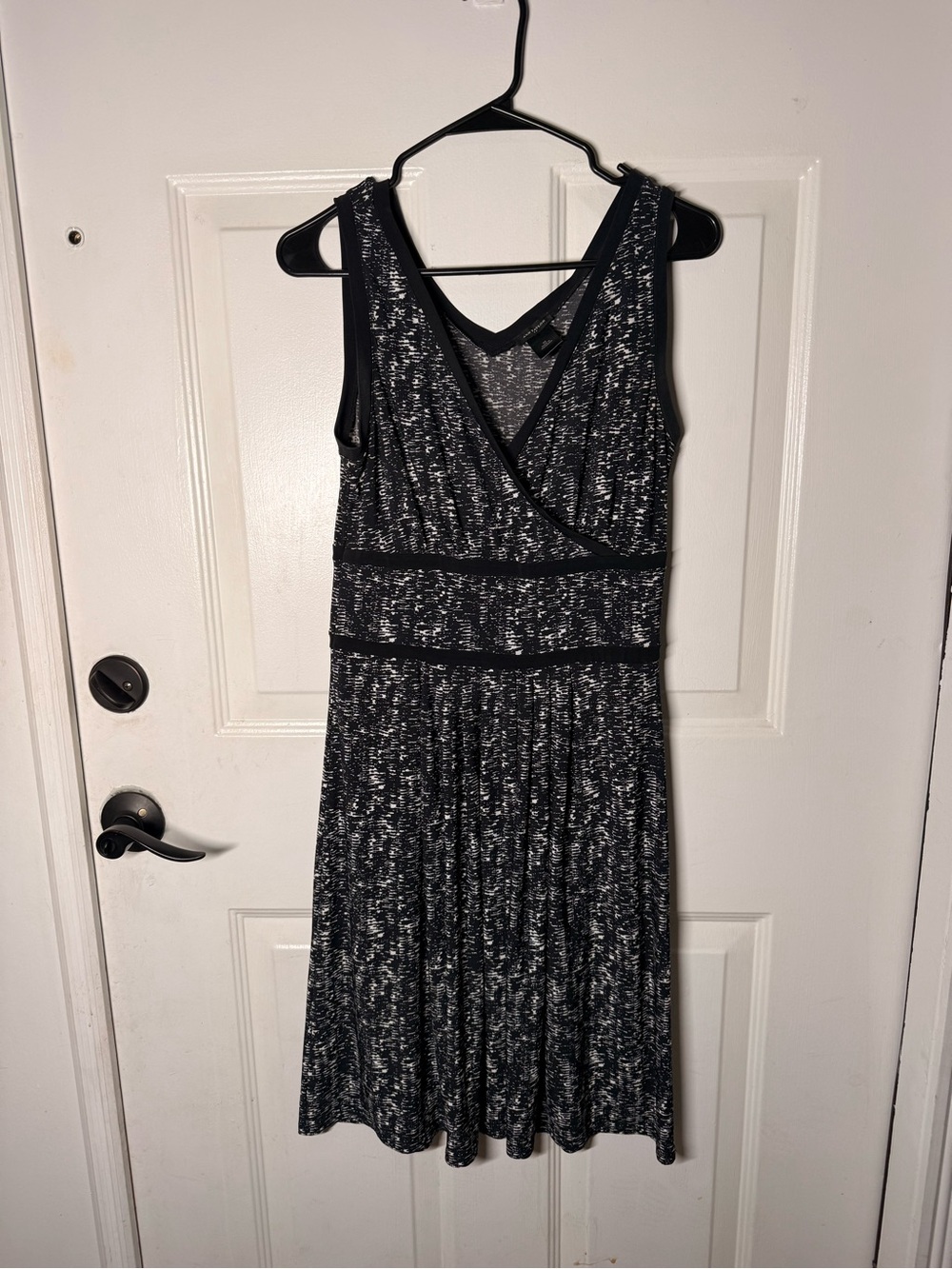 Black & White Knit V-Neck Sleeveless Dress